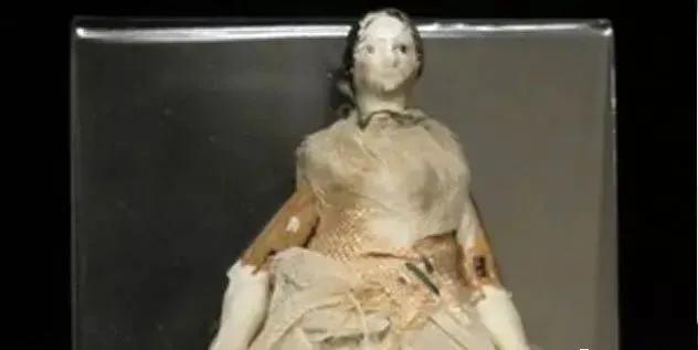 美国真实的诅咒娃娃，其中一个被收藏在加州萨特堡州立博物馆里。