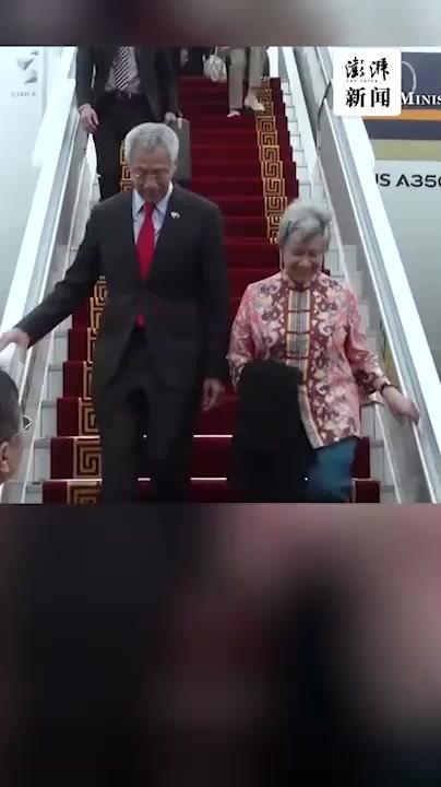 他是新加坡总理李显龙，广东梅州大埔客家人，昨日携夫人受邀访华
