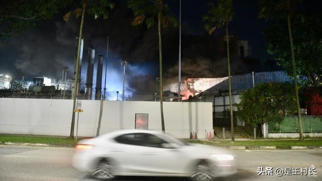 新加坡民防部队行动两小时后，大士南仓库的大火得到控制