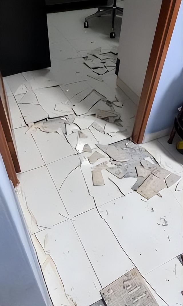 新加坡政府“福利房”地砖自动炸裂，一家四口慌忙跳沙发避险