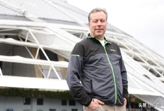 乒坛传奇受邀观赛！57岁瓦尔德内尔抵达新加坡，将和马龙会面！