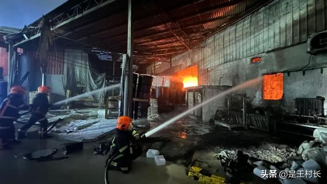 新加坡民防部队行动两小时后，大士南仓库的大火得到控制