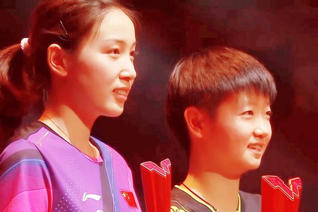 新加坡赛孙颖莎三冠采访说了什么，刘国梁颁奖，钱天一笑颜如花