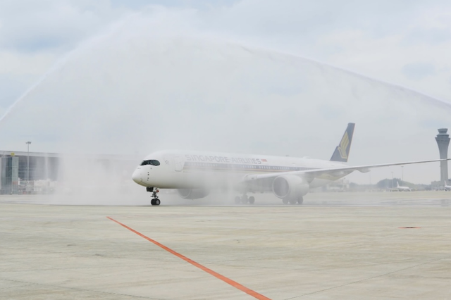 顺利首航！新加坡航空天府机场开航