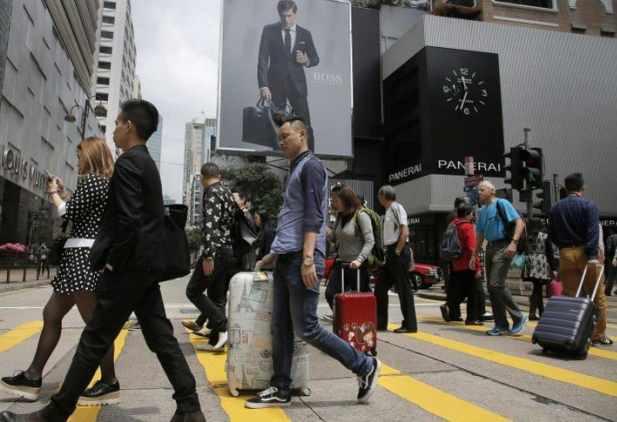 趁机抢人抢钱！新加坡收紧移民政策，对比下来移民香港更有优势