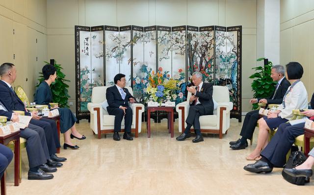 ​冯飞会见新加坡总理李显龙