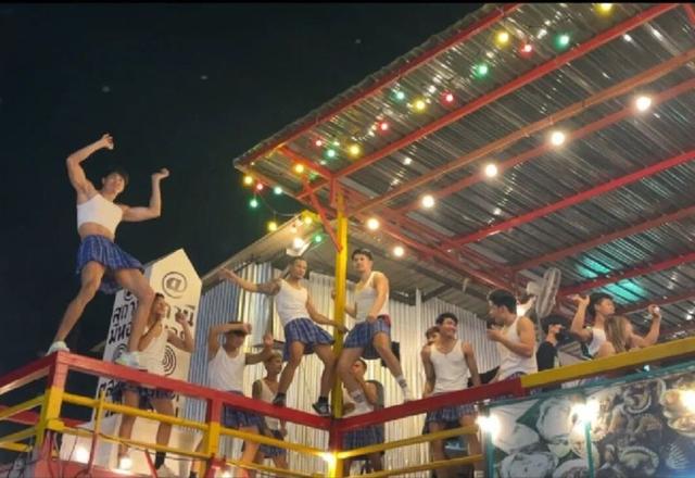 泰国大排档偶遇陈乔恩，带老公Alan去猛男餐厅，网友直呼太逗笑