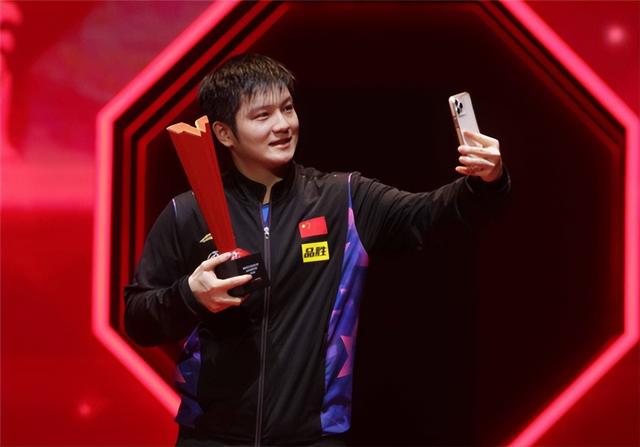 国乒5金3银晒出全家福！日本世乒赛：张本、伊藤参赛，并力捧新人