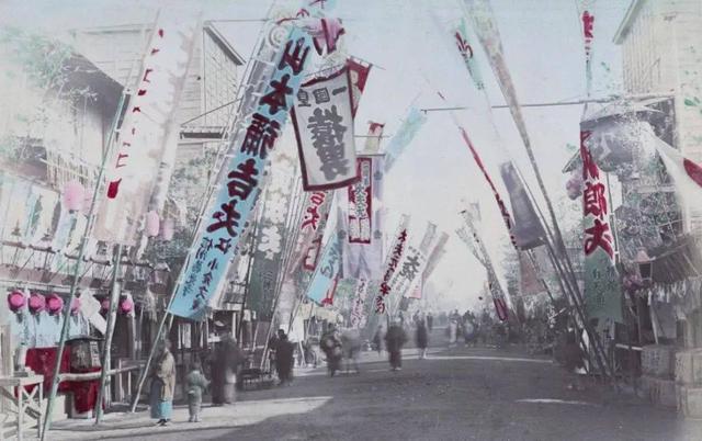 1891年，俄罗斯皇子正在日本街头观光，却突然被人持刀追砍