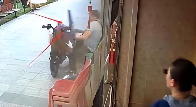 新加坡残疾男子遭天降玻璃窗砸伤，距离头部仅20厘米