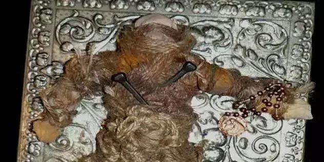 美国真实的诅咒娃娃，其中一个被收藏在加州萨特堡州立博物馆里。