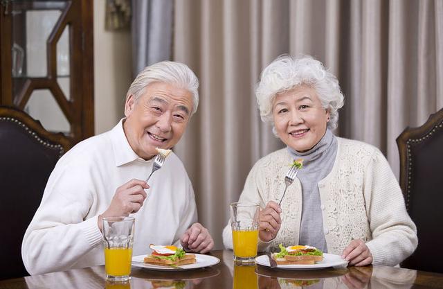 新加坡的科学家们发现：老人吃“高糖饮食”，可以延缓机体衰老？