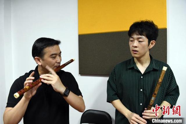 马来西亚青年“北漂”中国 教竹笛演奏深得学生青睐