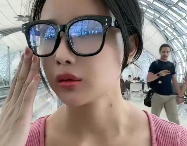 网红美七泰国旅游失联，机场更新视频，神态异常，疑似被人控制
