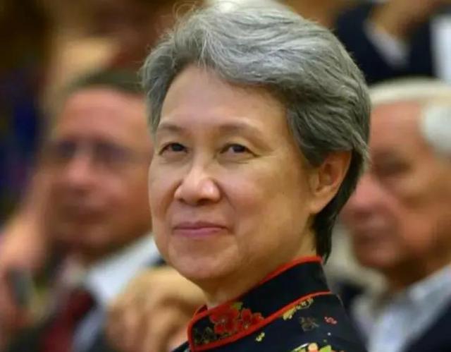 中国女孩在新加坡，被投诉不会说英语，李显龙夫人，发文力挺女孩