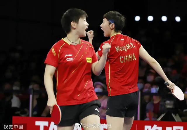 孙颖莎：世乒赛新加坡大满贯女双冠军