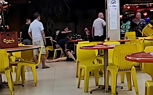 华人啤酒女在新加坡俩阿叔轮流暴打致重伤，场面令人发指
