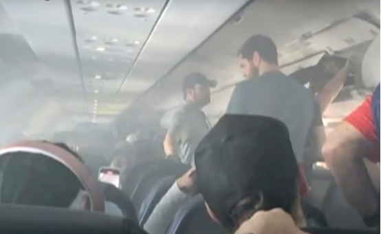 美国一客机起火紧急迫降：机舱内烟雾弥漫，10名乘客被送往医院