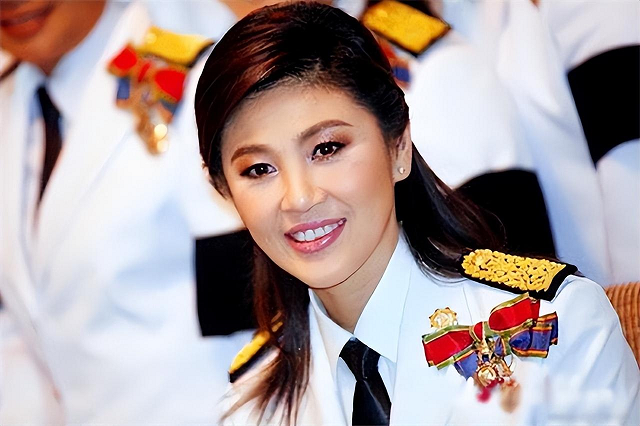 泰国第一任女总理“跑路”，换车扔手机，最终回到中国认祖归宗