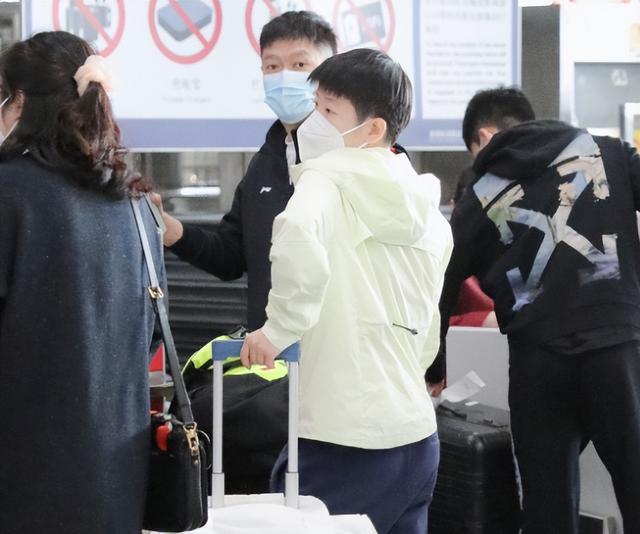国乒启程新加坡！陈幸同甜美陈梦一身黑色，邱贻可全程陪伴孙颖莎