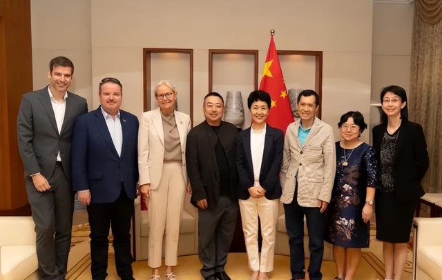 C位大咖！刘国梁携秦志戬现身新加坡，居中间C位跟大使馆人员合影