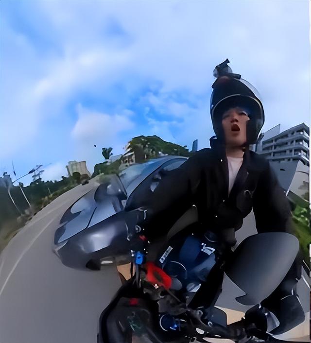 太惊险！新加坡一辆汽车撞摩托车后逃逸，骑士庆幸逃出生天