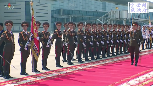 李雪主陪同金正恩乘专机出访新加坡，端庄大气，第一夫人实至名归