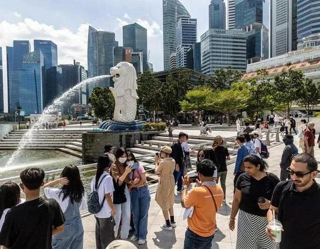 新加坡过去两星期 冠病一周增逾万起