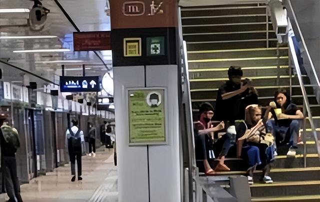 新加坡地铁里聚餐？该说创意？还是无脑？