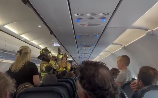 美国一客机起火紧急迫降：机舱内烟雾弥漫，10名乘客被送往医院