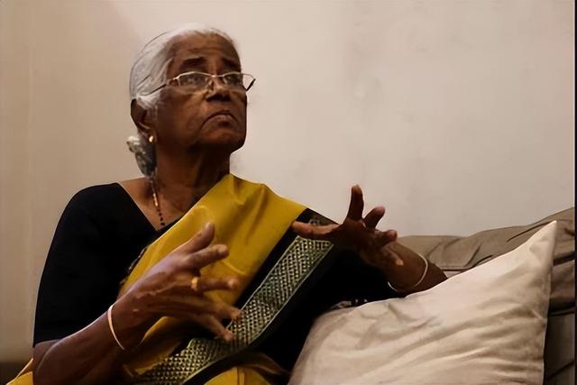 新加坡老司机迷路将车开进泳池，八旬老妇跳车求生