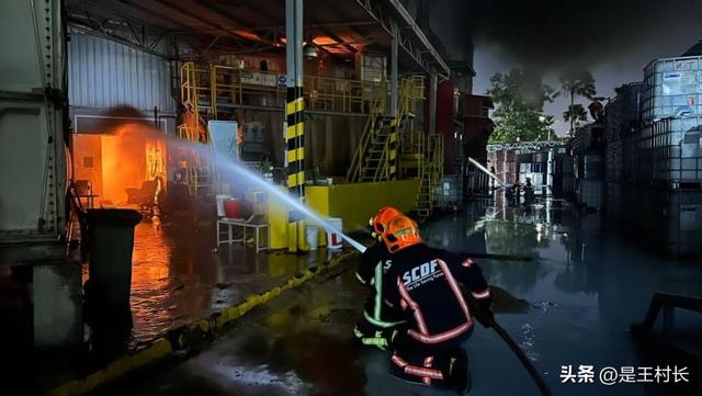 新加坡民防部队行动两小时后，大士南仓库的大火得到控制