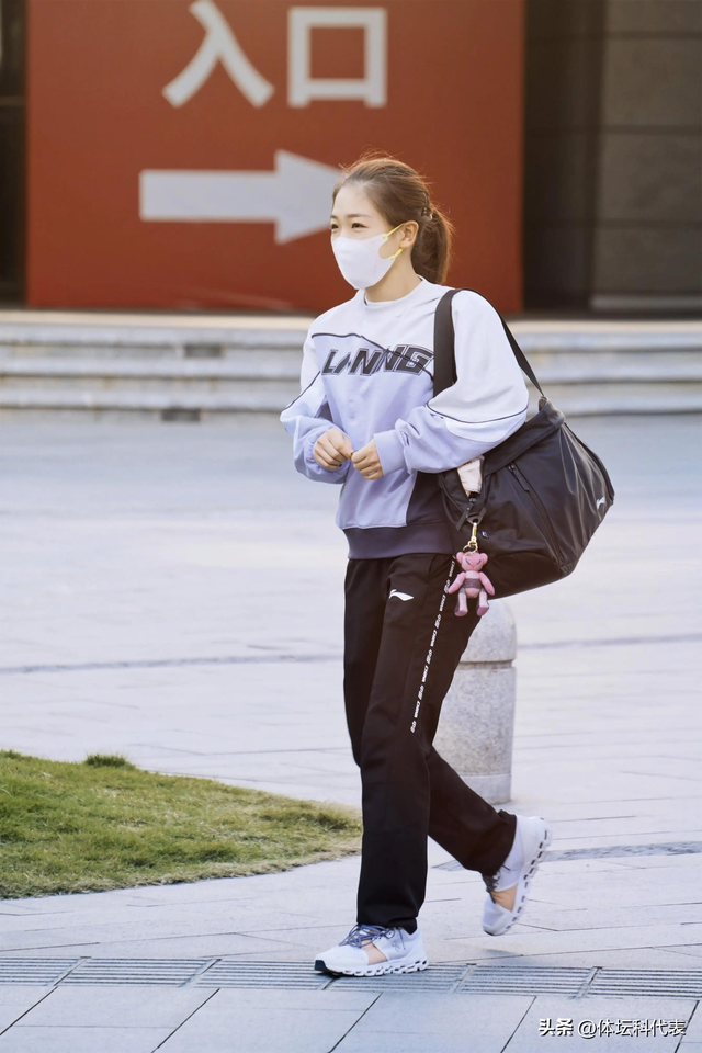 最新消息！人气美女、世界冠军刘诗雯抵达新加坡！为孙颖莎颁奖！