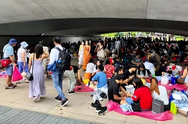 新加坡某桥下女佣扎堆，人多到把路都堵封啦！