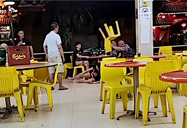 华人啤酒女在新加坡俩阿叔轮流暴打致重伤，场面令人发指