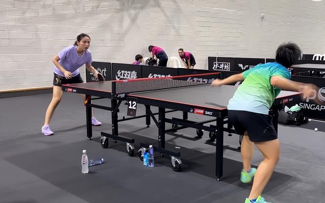 国乒队员抵达新加坡！王艺迪钱天一开练，一旁伊藤美诚时不时偷看