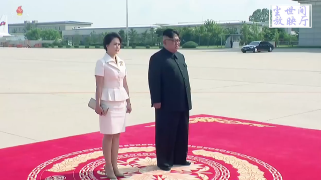李雪主陪同金正恩乘专机出访新加坡，端庄大气，第一夫人实至名归