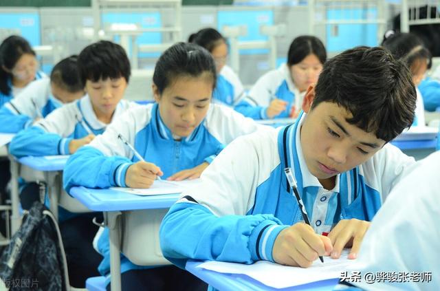 男孩12岁留学新加坡，18岁赴英国上大学，回国以所学救老爸一命