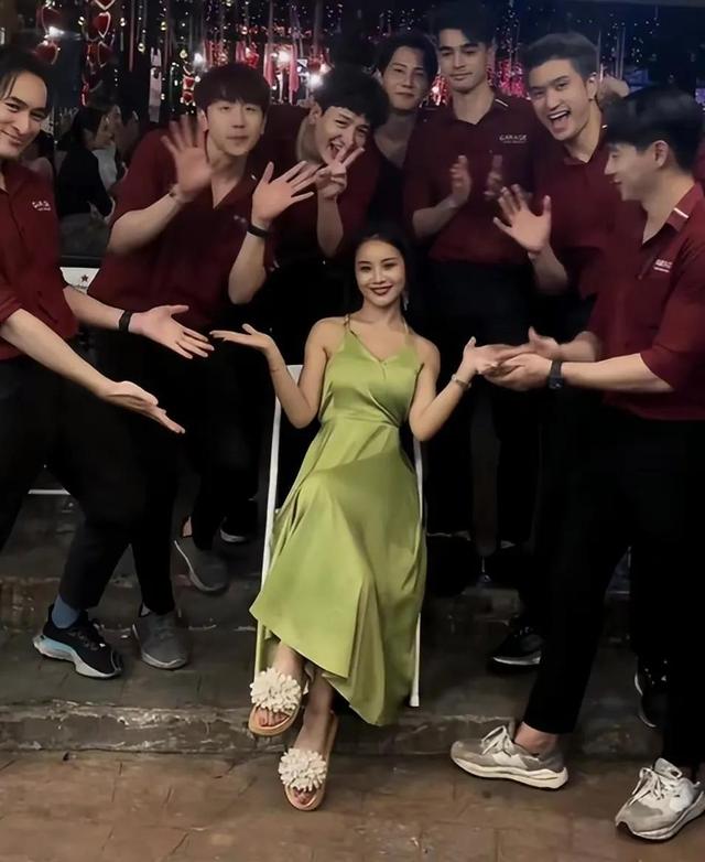 “噶腰子”！网红美七于新加坡报平安！恶意炒作被反噬！