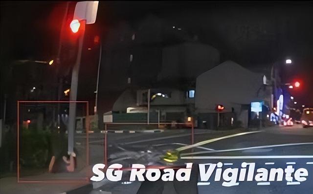 新加坡骑士与交警公路“飙车”，骑士直接飞车撞上交通灯