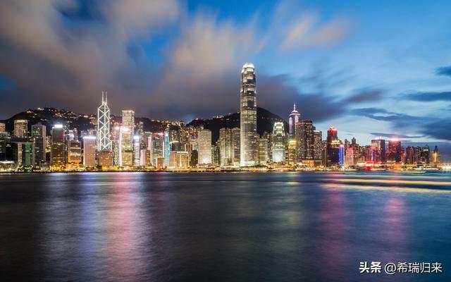 香港人口连续三年负增长，新加坡正在“收割”香港？