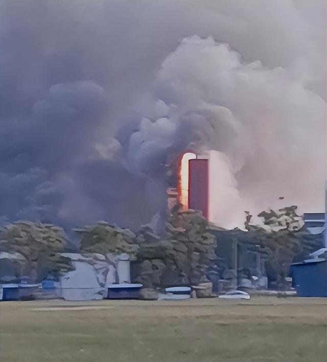 新加坡发生恐怖大火，高耸建筑被烧得摇摇欲坠、预瞬间崩塌