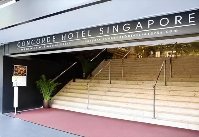 刚收到升职加薪的新加坡男子被推下楼梯致死，背后是怎样的黑幕