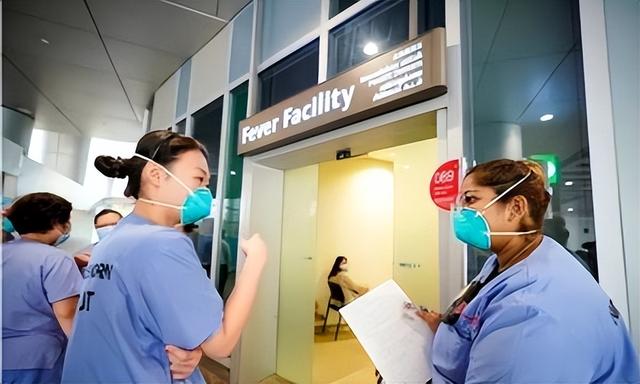 新加坡爸爸哭诉：儿女双双感染新冠，诊所约满拒收