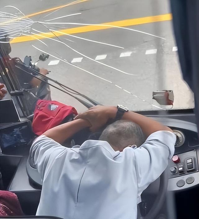 巴士司机在新加坡为闪摩托车撞碎车窗，司机崩溃：怎么赔钱