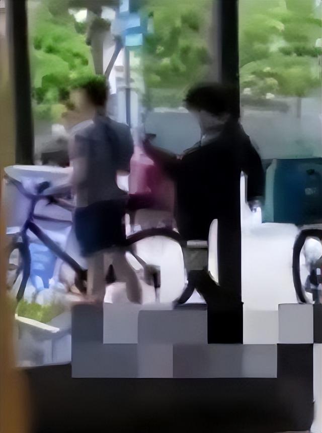 新加坡13岁少年殴打45岁送餐员，视频内容或引起不适