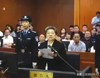 "红色1号通缉事件"！6旬女厅长携巨款逃亡美国、10多年后回国认罪