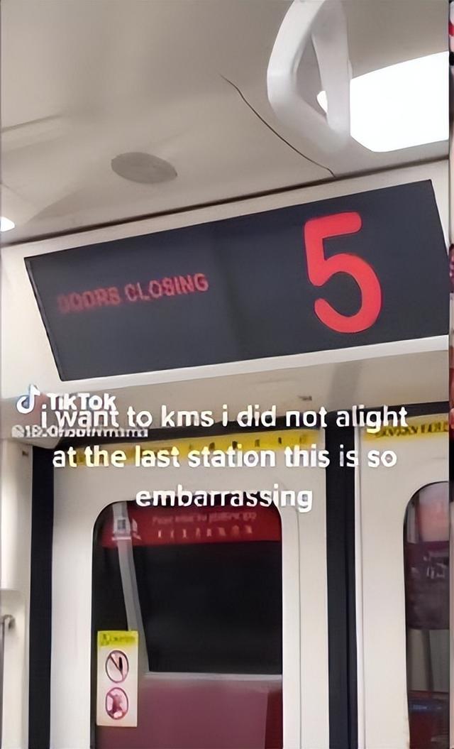 新加坡女孩被“困”停运地铁中，自嘲：再这样下去我会尿裤子