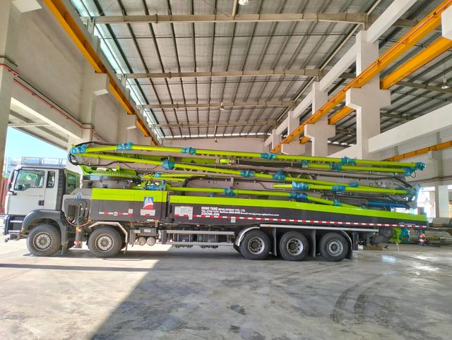 国内出口新加坡臂架最长！中联重科70米泵车驰骋海外