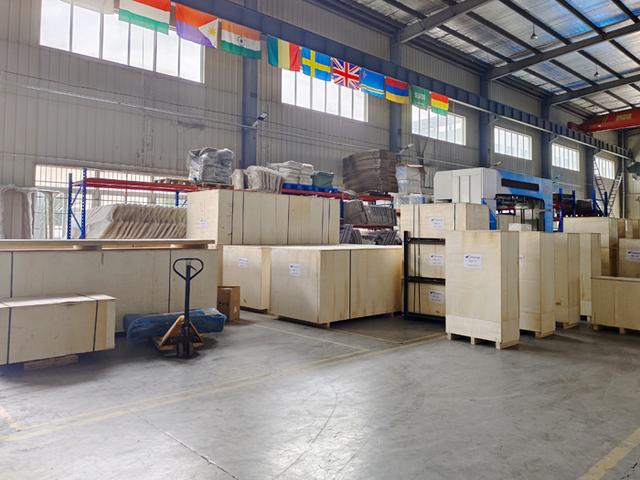 海外发货现场，四台镭豹360炫彩型全自动洗车机发往新加坡